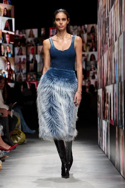 Look 64